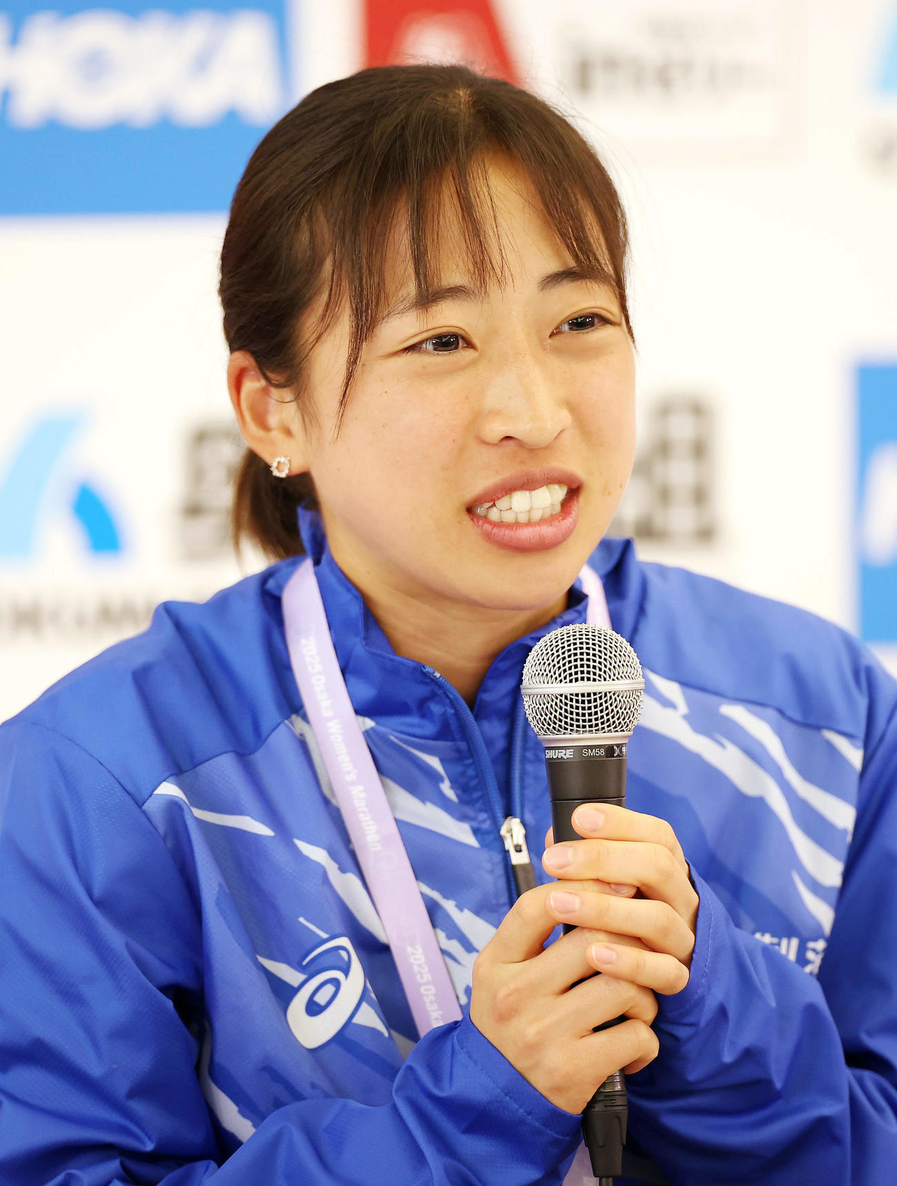 レース後の記者会見で話す小林香菜（撮影・前田充）