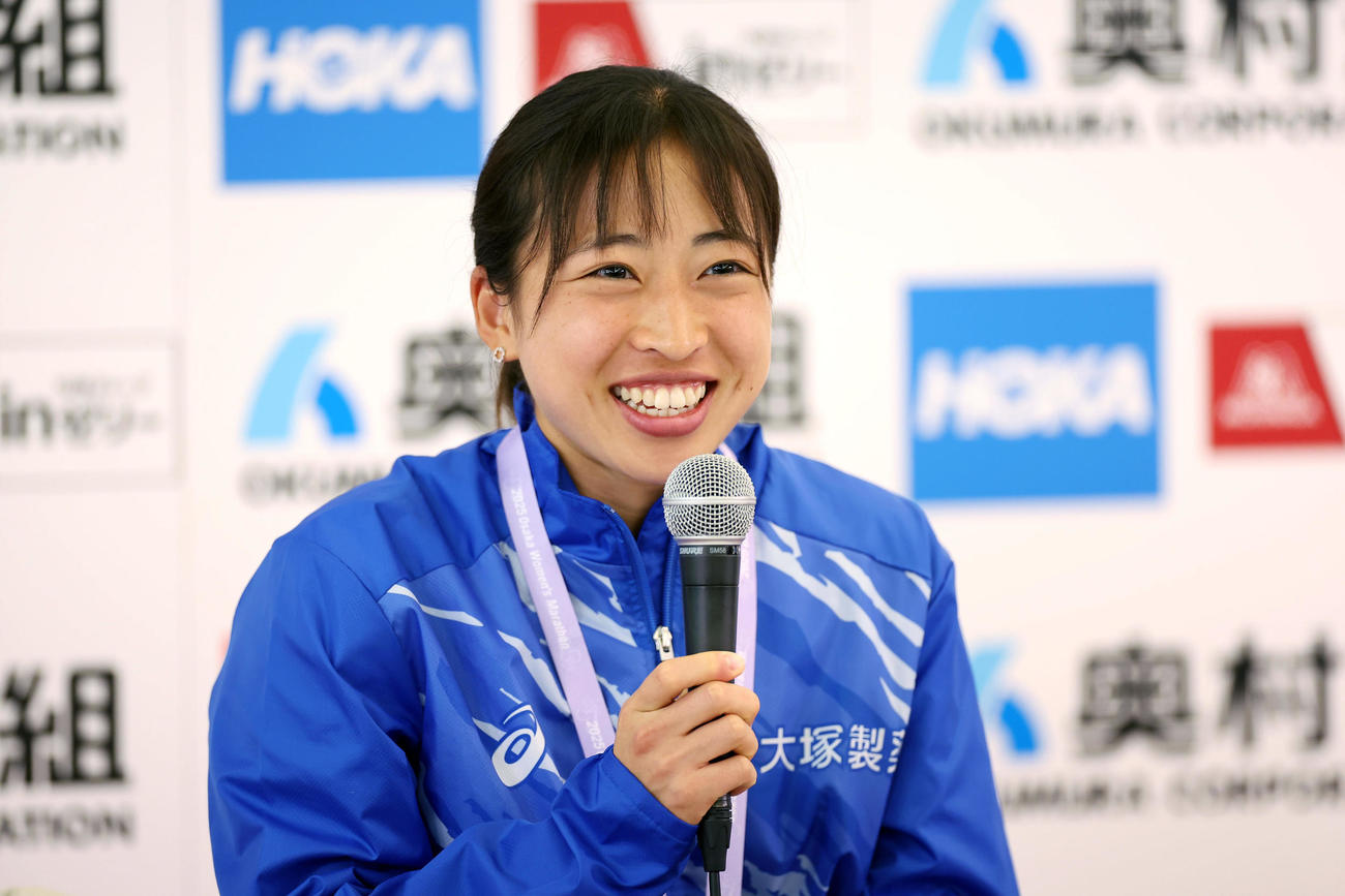 レース後の記者会見で笑顔を見せる小林香菜（撮影・前田充）