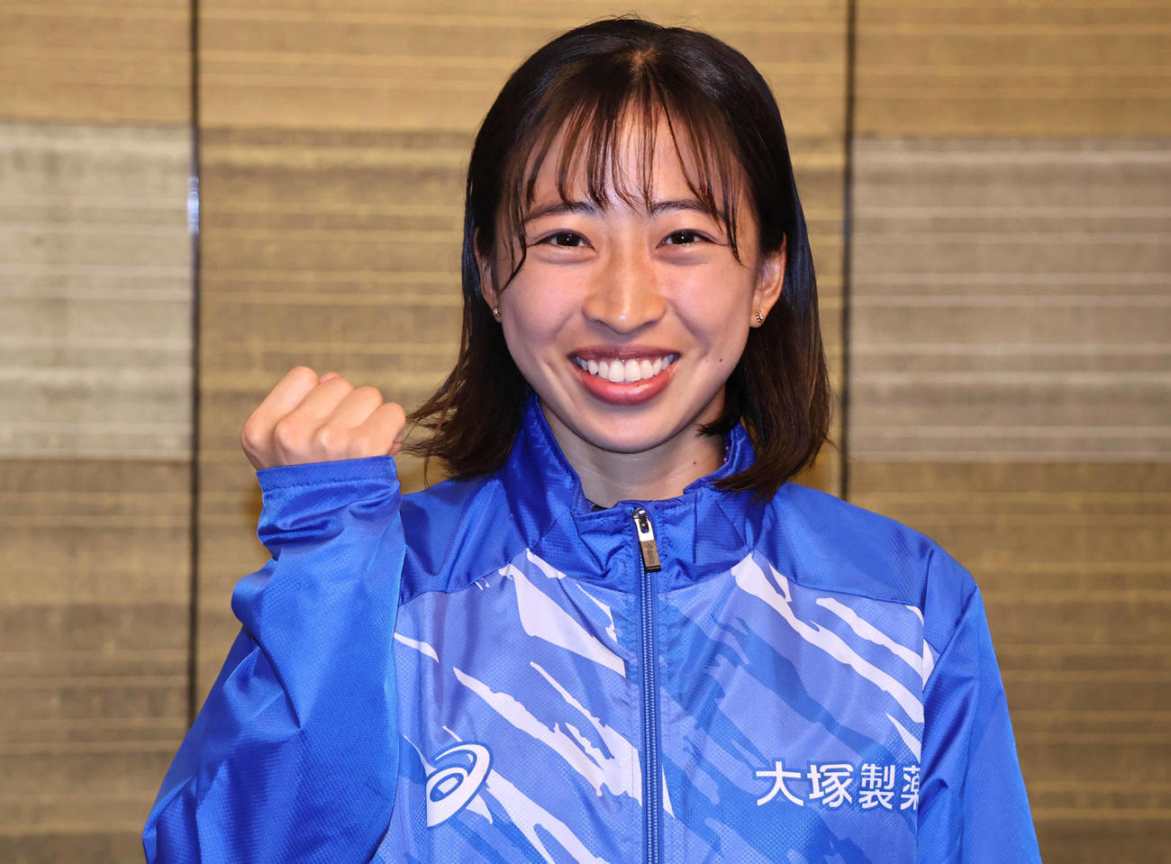 笑顔でガッツポーズをする小林香菜（撮影・竹本穂乃加）