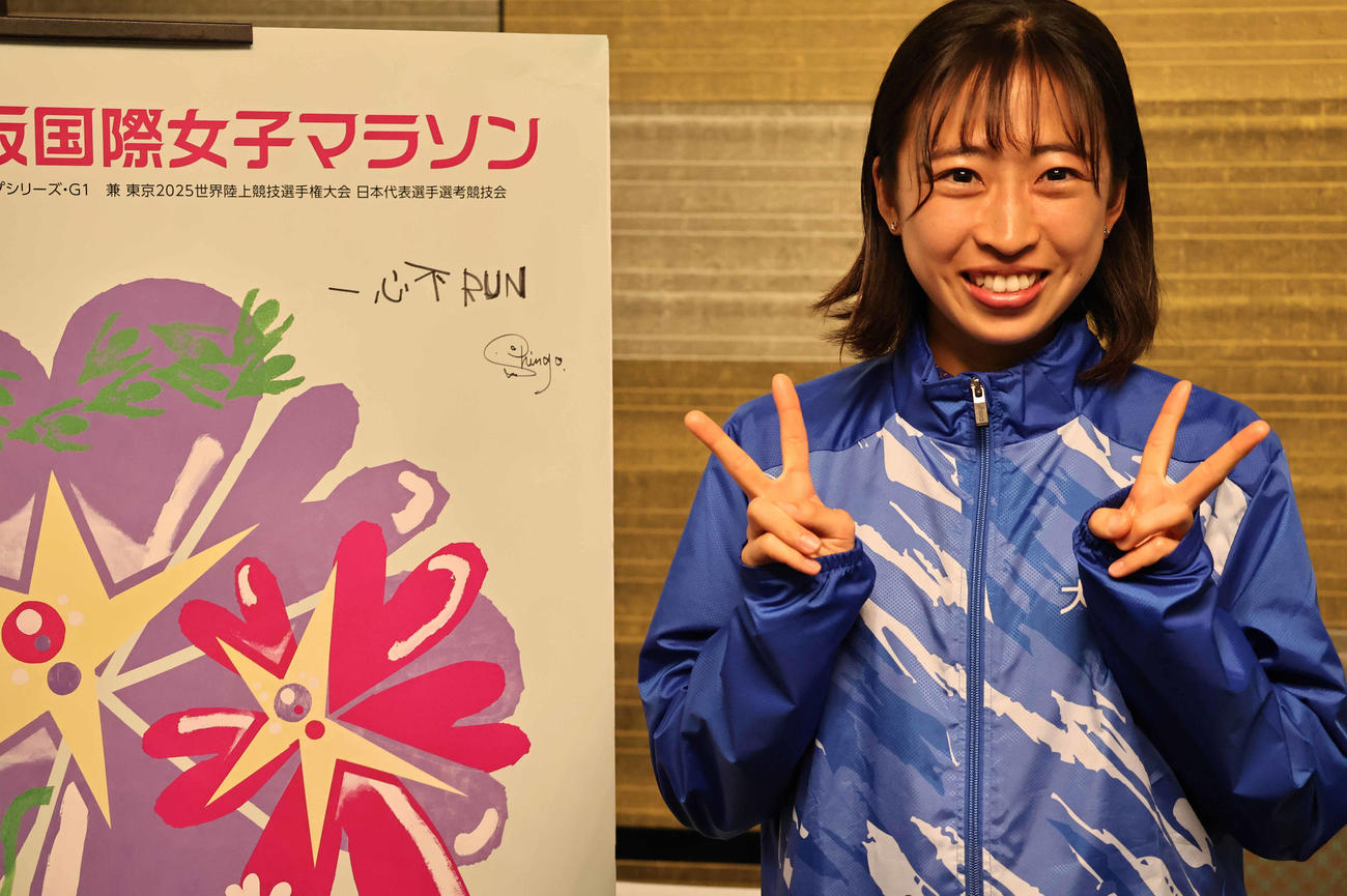 Vサインで笑顔の小林香菜（撮影・竹本穂乃加）