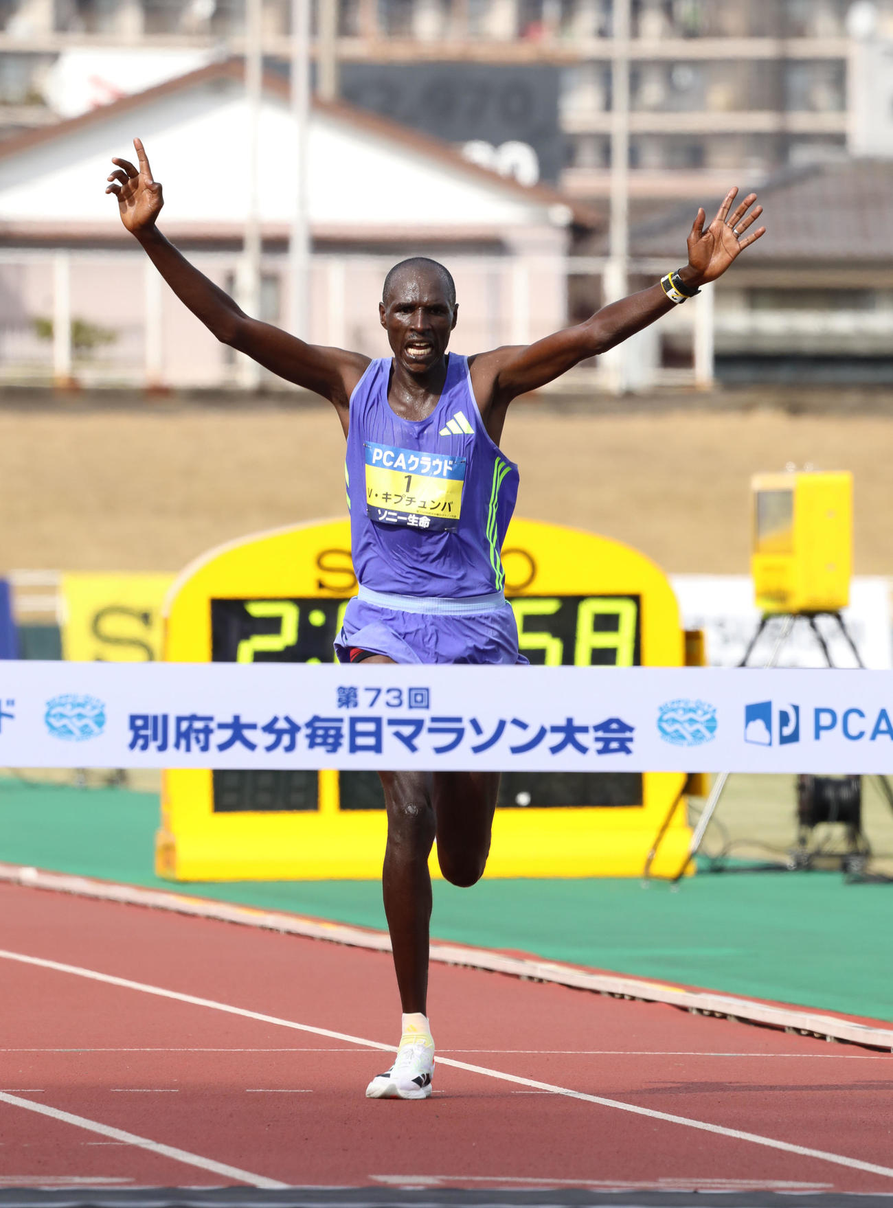 1位でゴールするビンセント・キプチュンバ（撮影・鬼束羽瑠菜）