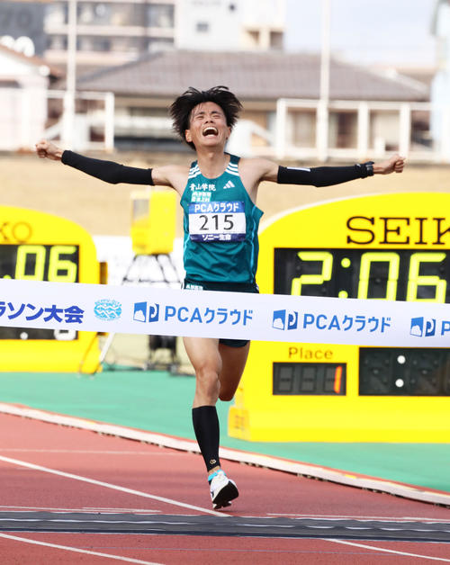 総合2位、日本人1位でゴールする若林宏樹（撮影・鬼束羽瑠菜）