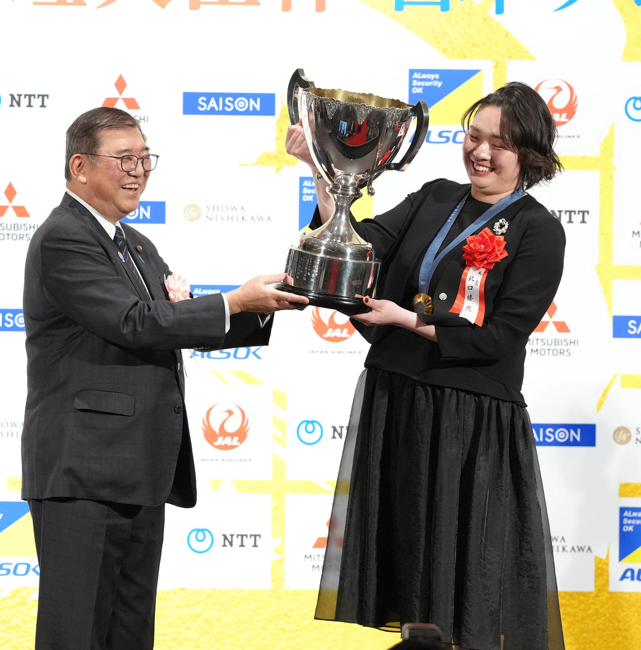 日本プロスポーツ大賞を受賞した陸上やり投げの北口（右）は石破茂首相からトロフィーを受け取る（撮影・足立雅史）