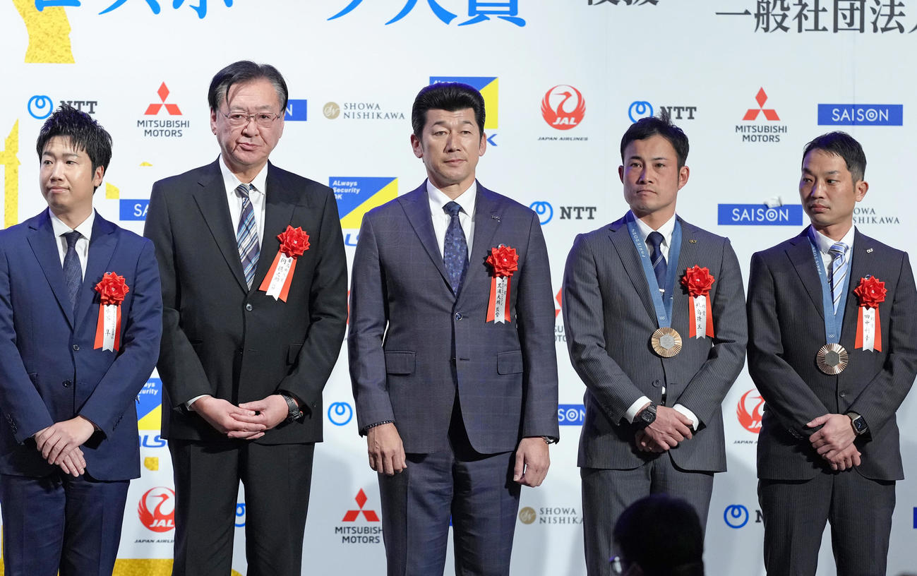 授賞式典に登壇したDeNA三浦監督（中央）ら（撮影・足立雅史）