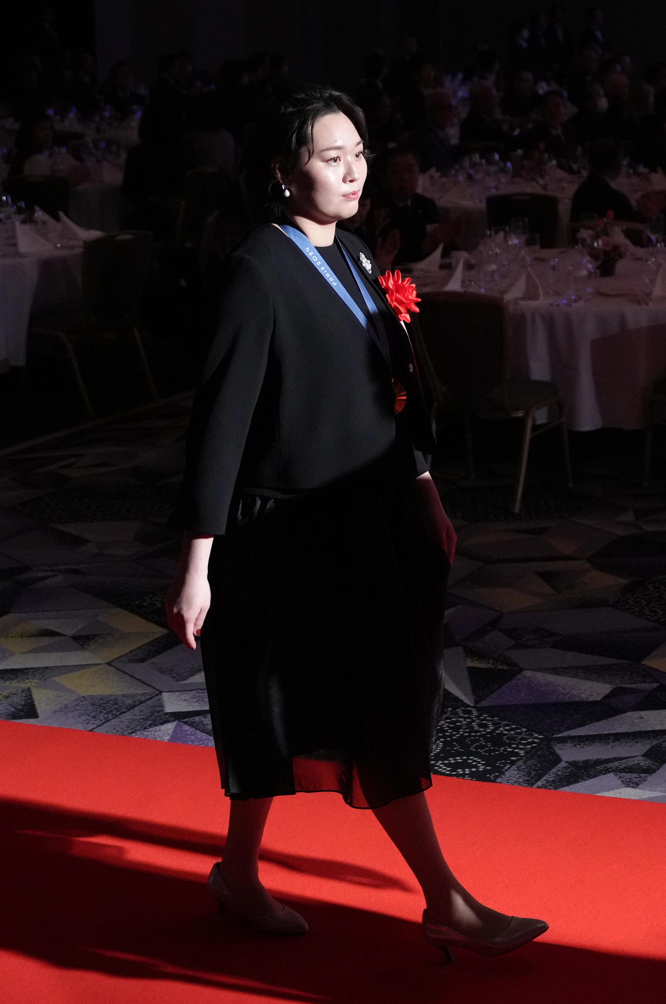 授賞式典に登壇する陸上やり投げの北口榛花（撮影・足立雅史）