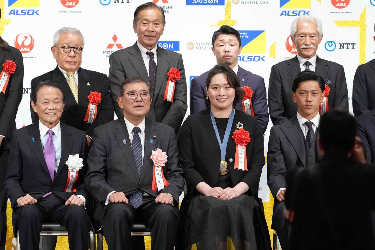 記念撮影に臨む北口（前列中央右）、石破首相（同左）ら（撮影・足立雅史）