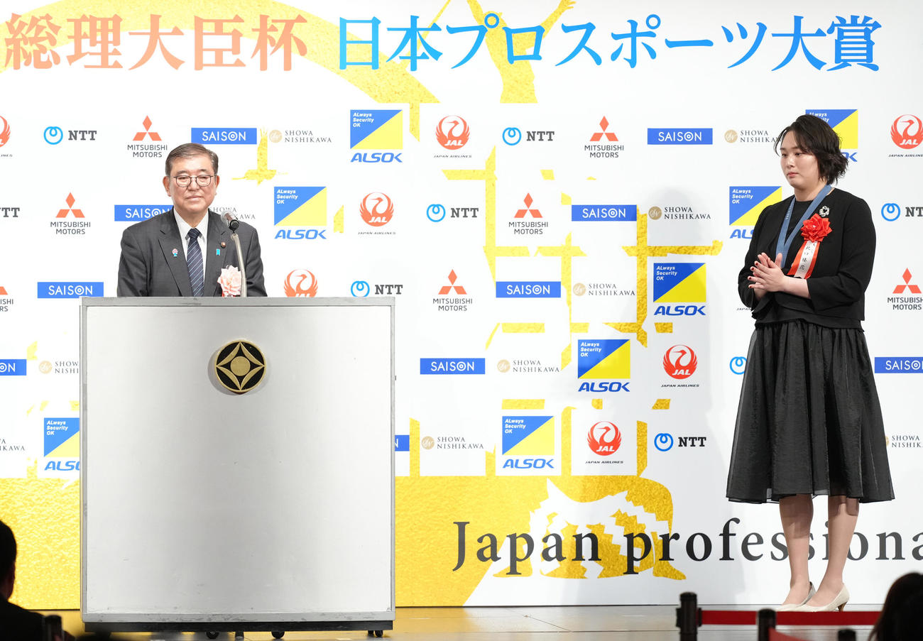 日本プロスポーツ大賞を受賞した北口（右）に祝福のメッセージを送る石破茂首相（撮影・足立雅史）