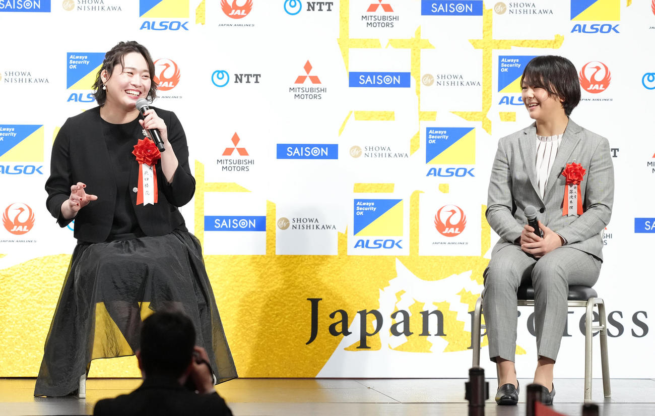 トークに笑顔を見せる北口（左）とレスリングの藤波（撮影・足立雅史）