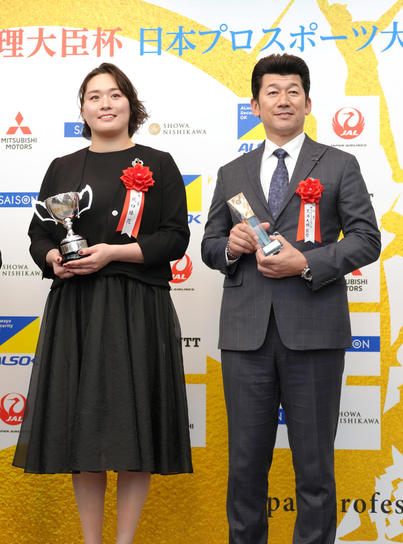 記念撮影に臨む北口（左）とDeNA三浦監督（撮影・足立雅史）