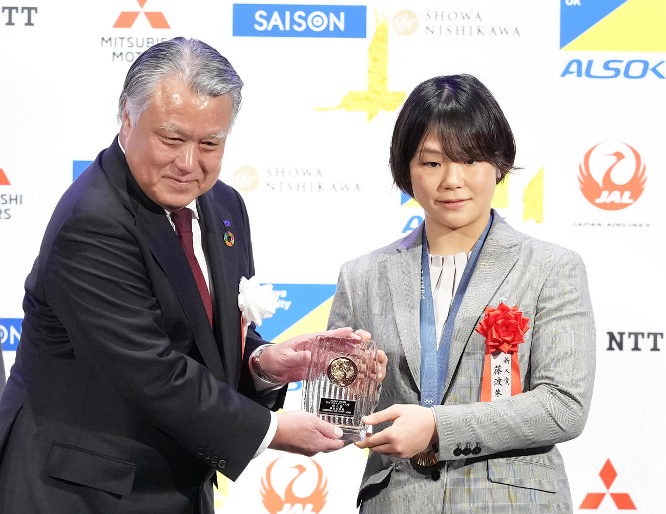 新人賞を受賞したレスリングの藤波（右）。左は田嶋氏（撮影・足立雅史）