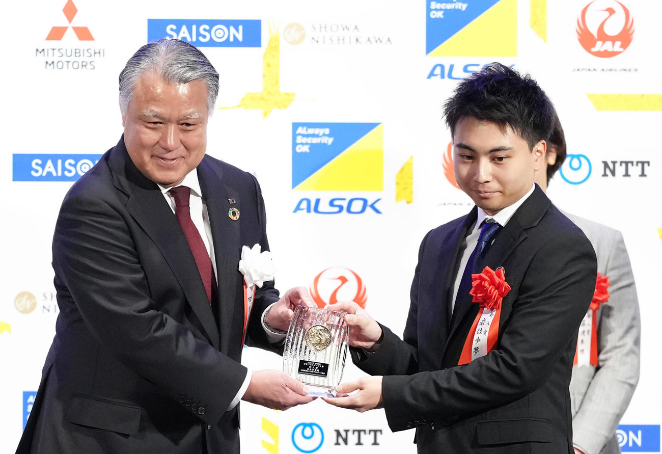 新人賞を受賞したレーシングドライバーの岩佐（右）。左は田嶋氏（撮影・足立雅史）