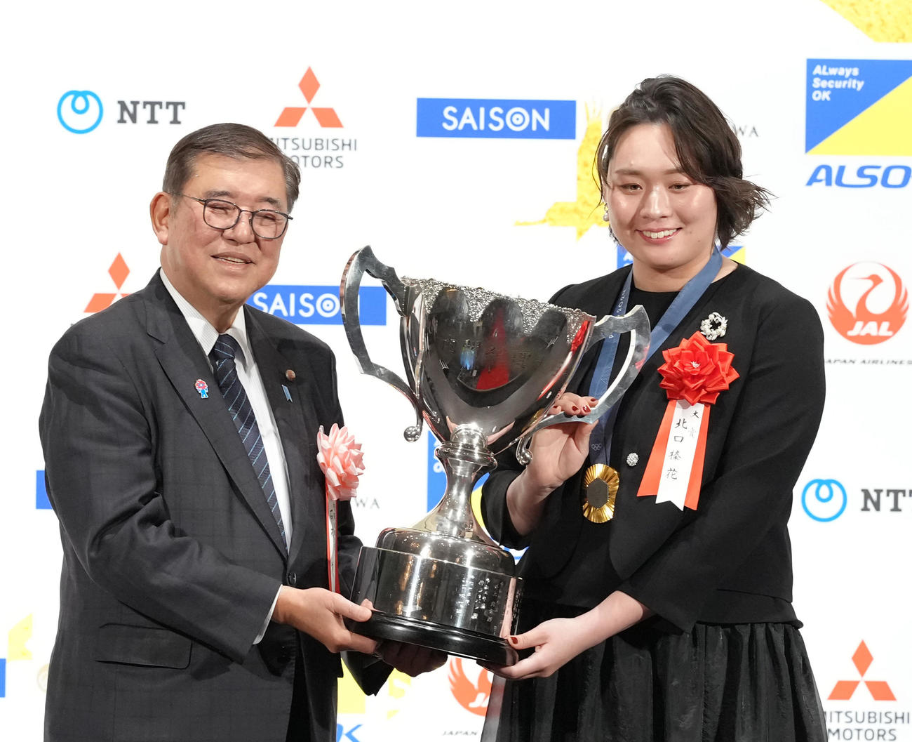 日本プロスポーツ大賞を受賞した陸上やり投げの北口（右）は石破茂首相からトロフィーを受け取る（撮影・足立雅史）