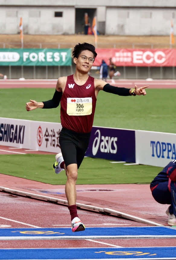 日本学生ハーフマラソンで優勝した工藤は「真実はいつも1つ」ポーズでフィニッシュ