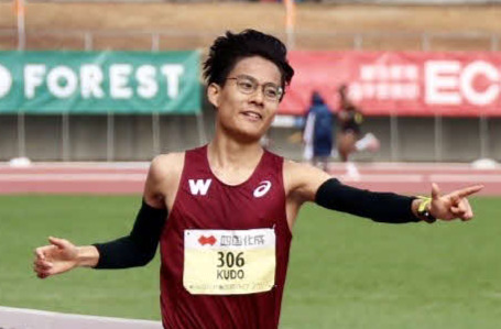 日本学生ハーフマラソンで優勝した工藤は「真実はいつも1つ」ポーズでフィニッシュ