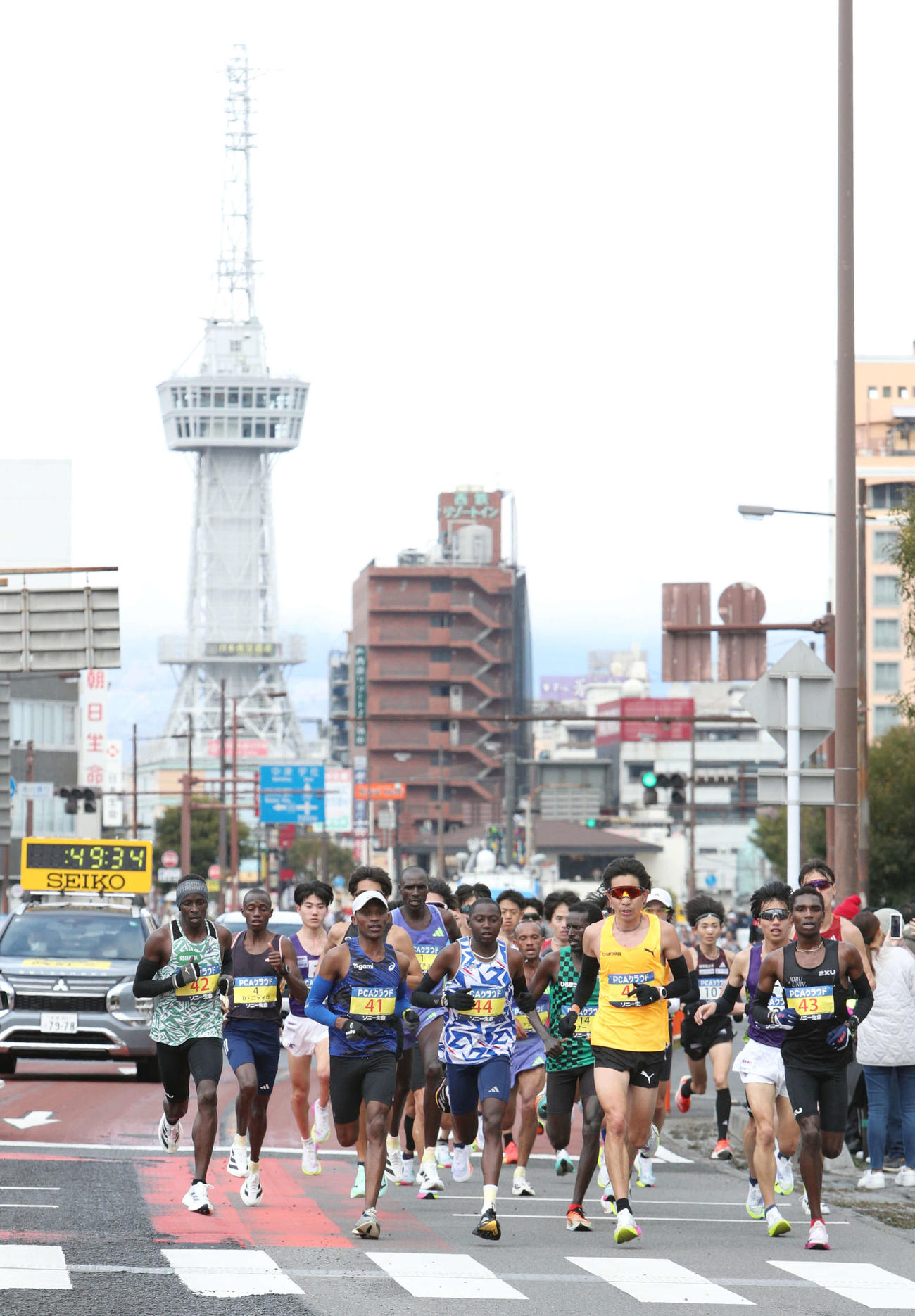 別府タワーを背に力走する選手ら（代表撮影）