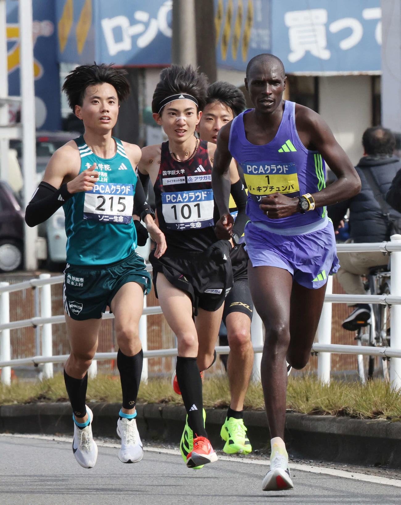 36キロ手前、先頭に出るキプチュンバ（右端）（代表撮影）