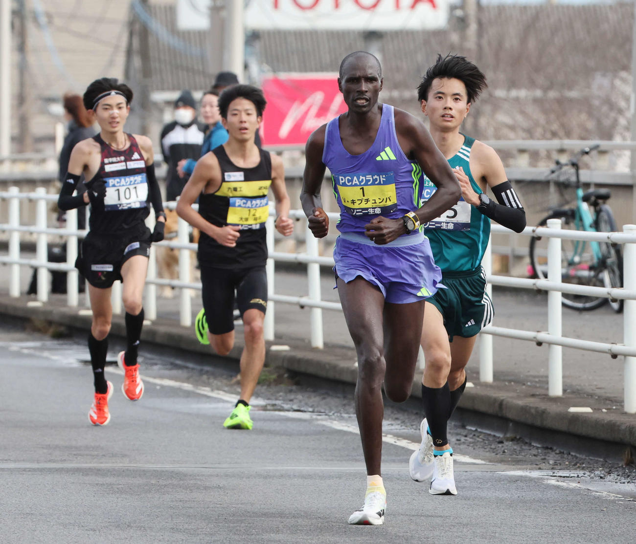 36キロ手前、後続を突き放すキプチュンバ（右から2人目）と青山学院大・若林（右端）（代表撮影）