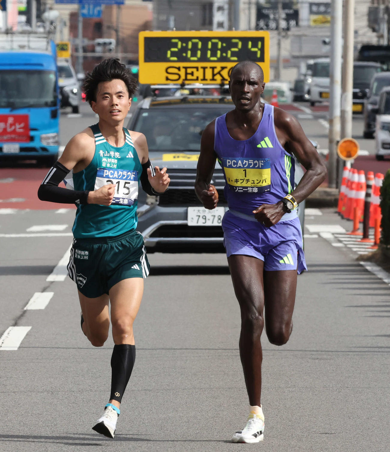 40キロ付近、激しい先頭争いをするキプチュンバ（右）と青山学院大・若林（代表撮影）