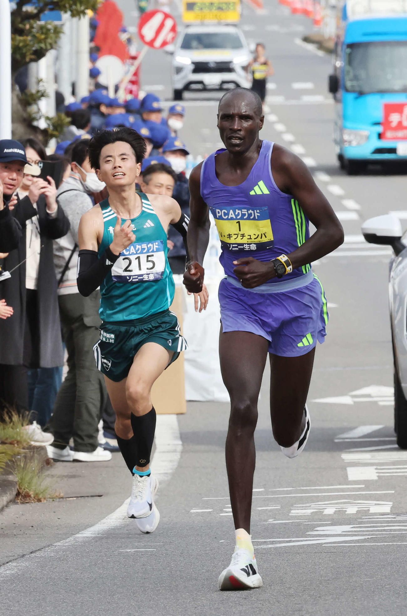 41キロ過ぎ、先頭に出るキプチュンバ（右）（代表撮影）