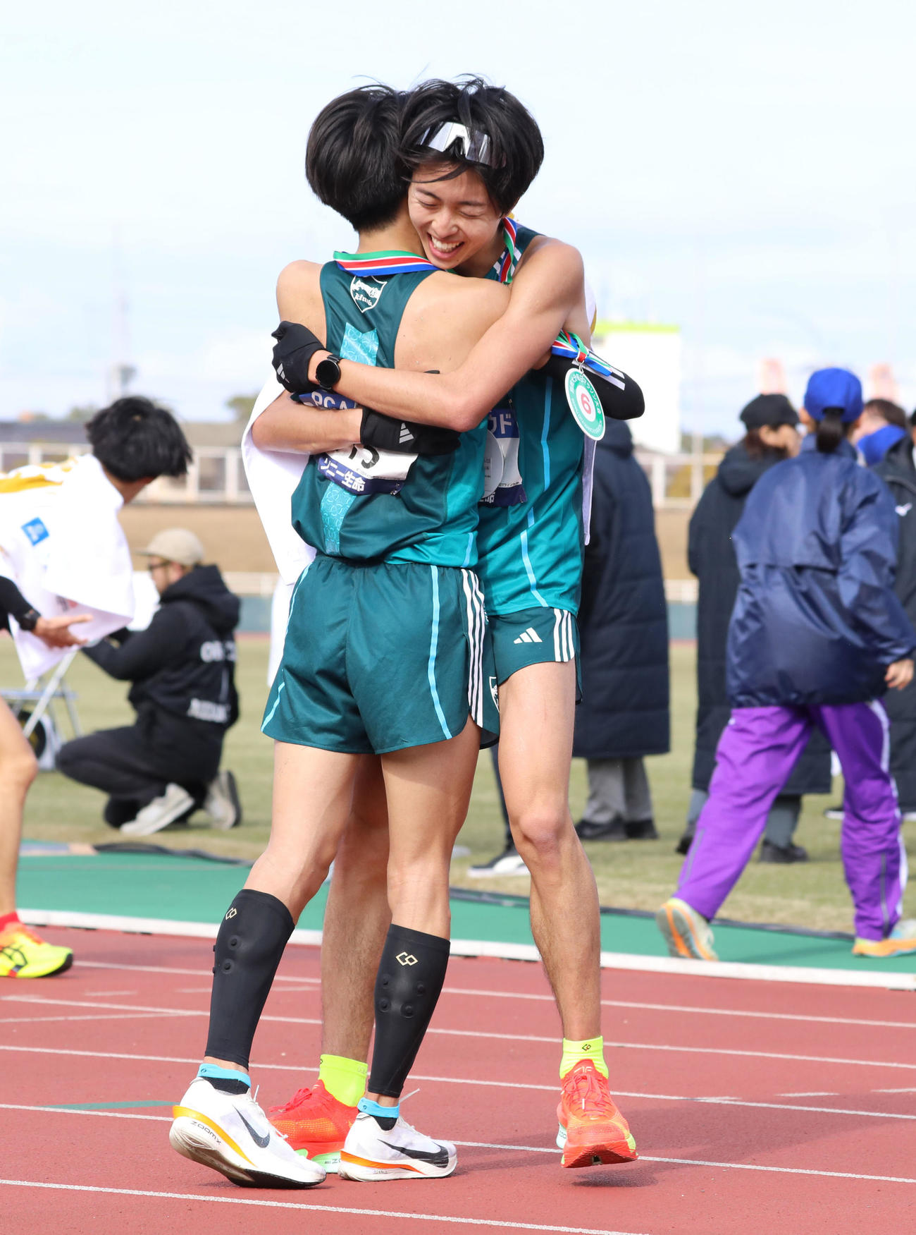 総合2位、日本人1位でゴールした青学大・若林宏樹（手前）と総合6位の青学大・白石光星は抱き合う（撮影・鬼束羽瑠菜）
