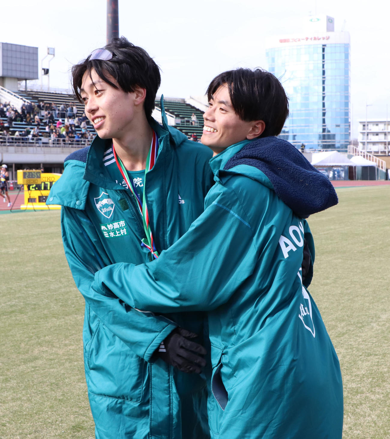 総合2位、総合6位の青学大・白石光星（左）と抱き合う日本人1位でゴールした青学大・若林宏樹（撮影・鬼束羽瑠菜）