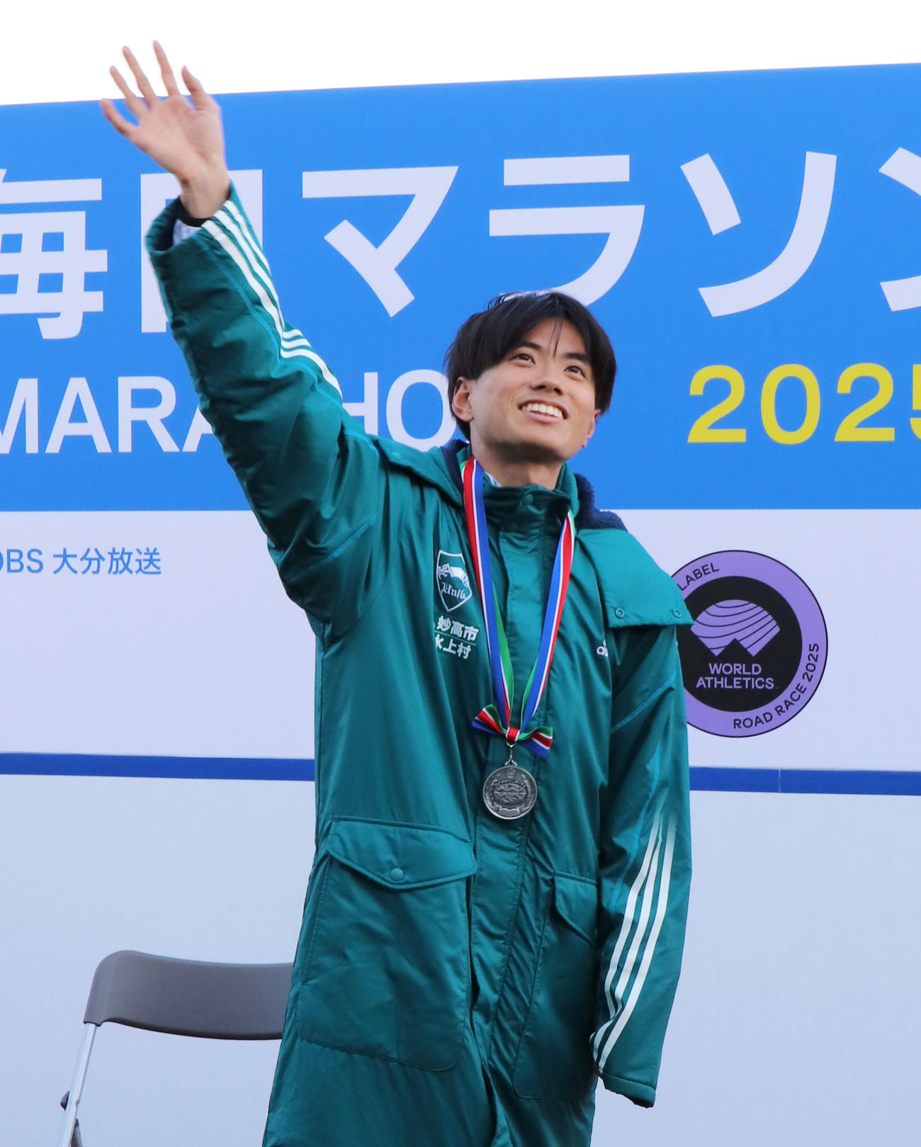 日本人最高の1位でゴールし、ファンの歓声に応える青学大・若林宏樹（撮影・鬼束羽瑠菜）