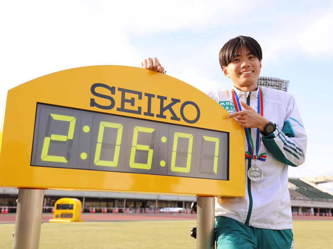 日本人最高の1位でゴールし、大会新記録を出した青学大・若林宏樹は自身のタイムと笑顔で記念撮影（撮影・鬼束羽瑠菜）