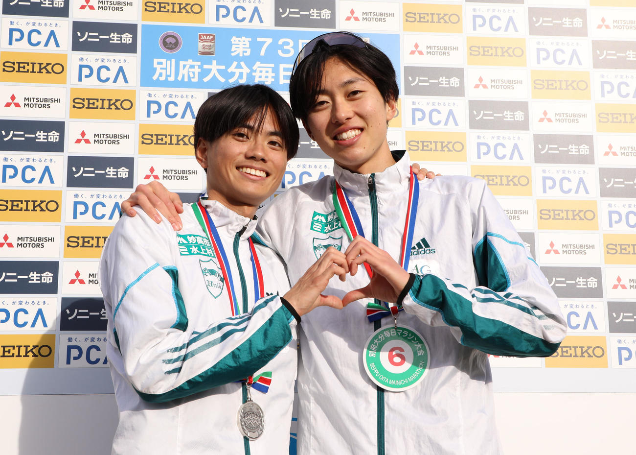 日本人1位の青学大・若林宏樹（左）と日本人4位の青学大・白石光星は仲良くハートポーズ（撮影・鬼束羽瑠菜）