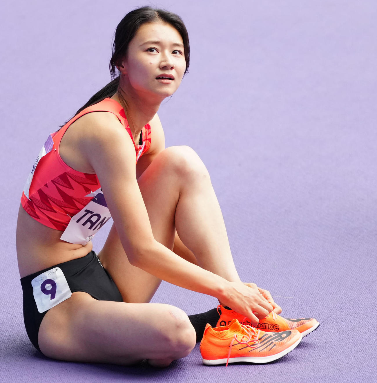 パリ五輪　陸上女子100メートル障害準決勝　準決勝のレース後、シューズを脱ぐ田中佑美＝2024年8月9日（現地時間）