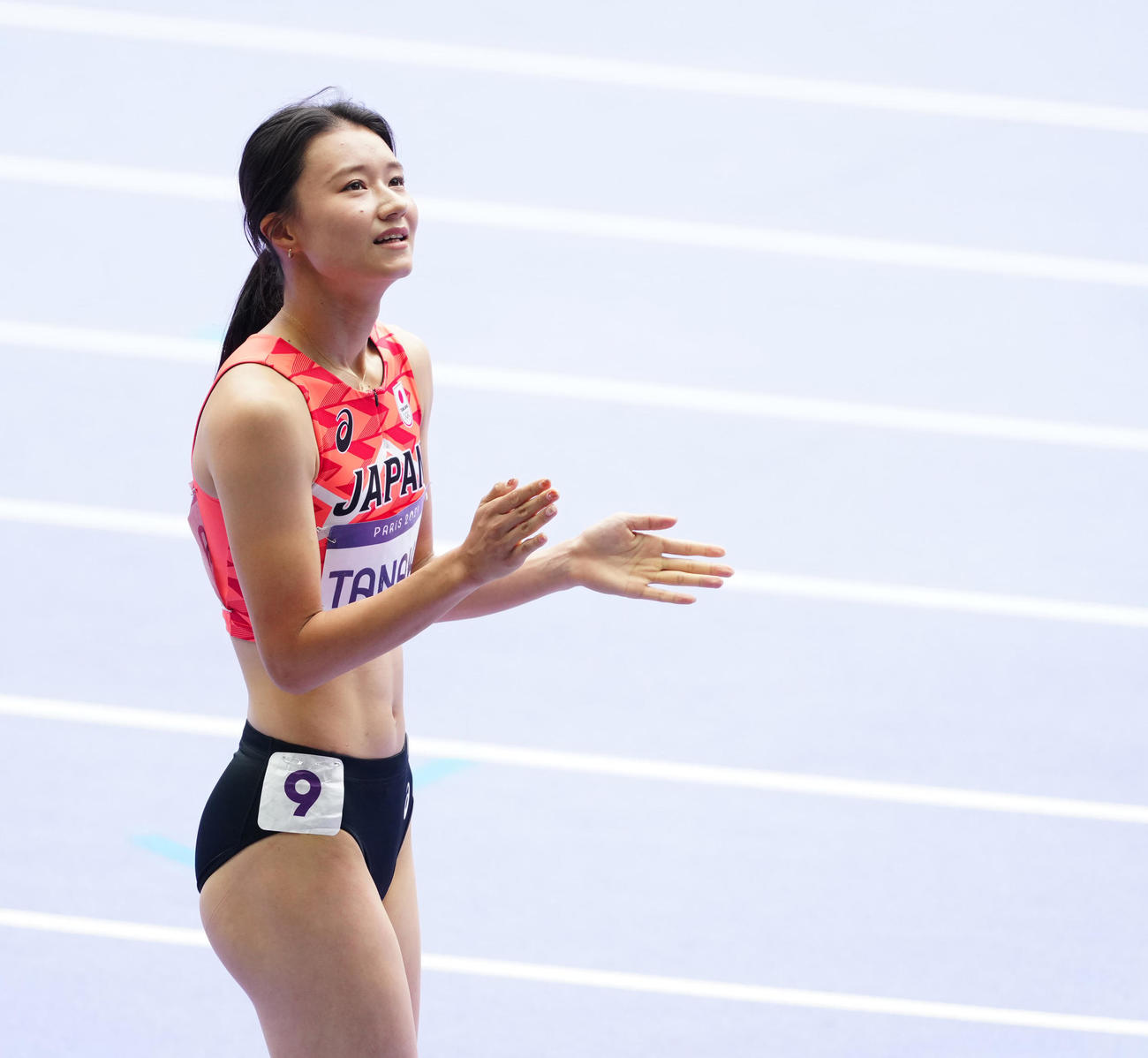 パリ五輪　陸上女子100メートル障害準決勝　準決勝のレース後、掲示板を確認する田中佑美＝2024年8月9日（現地時間）