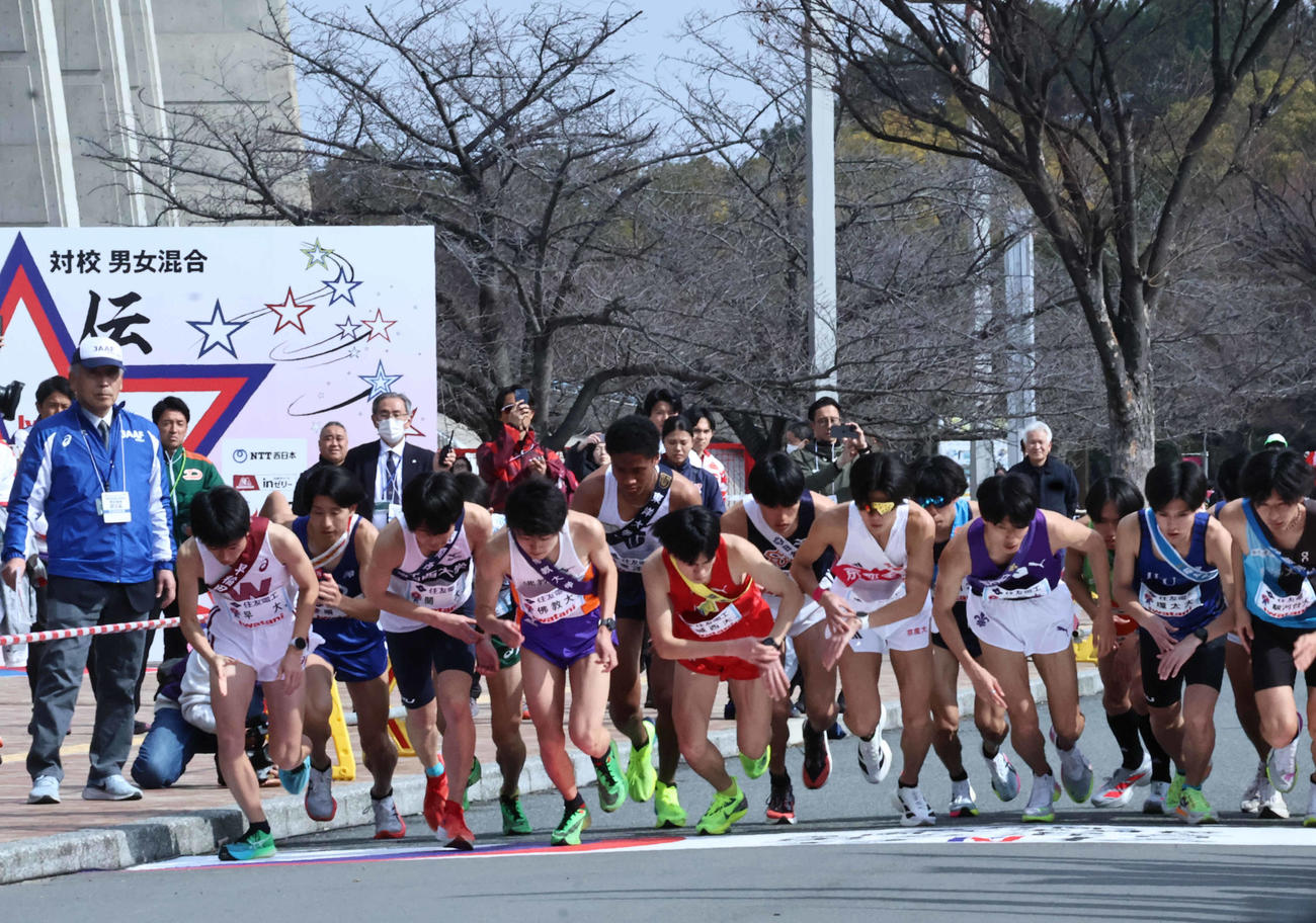 スタートを切る1区の選手ら（撮影・竹本穂乃加）