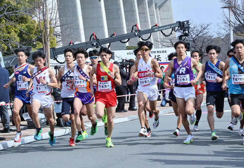 スタートを切った1区の選手ら（撮影・竹本穂乃加）