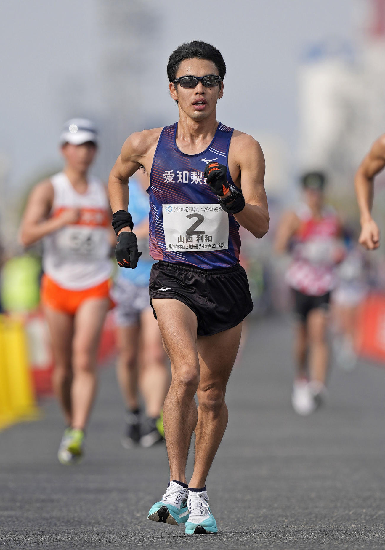 男子20キロ 　レースする山西利和。1時間16分10秒の世界新記録で優勝した＝六甲アイランド甲南大周辺コース（共同）
