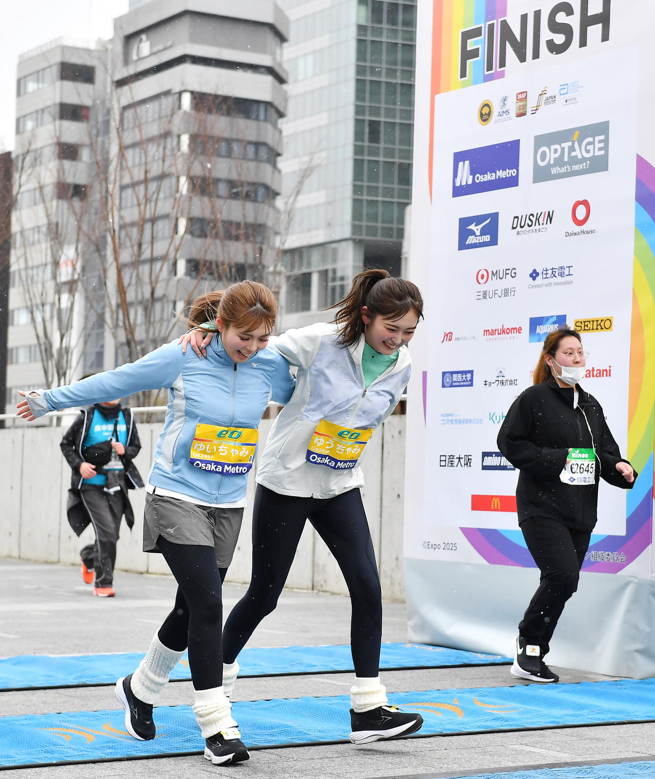 大阪マラソンのランコースに出場しゴールするゆうちゃみ（右）とゆいちゃみ（撮影・清水貴仁）