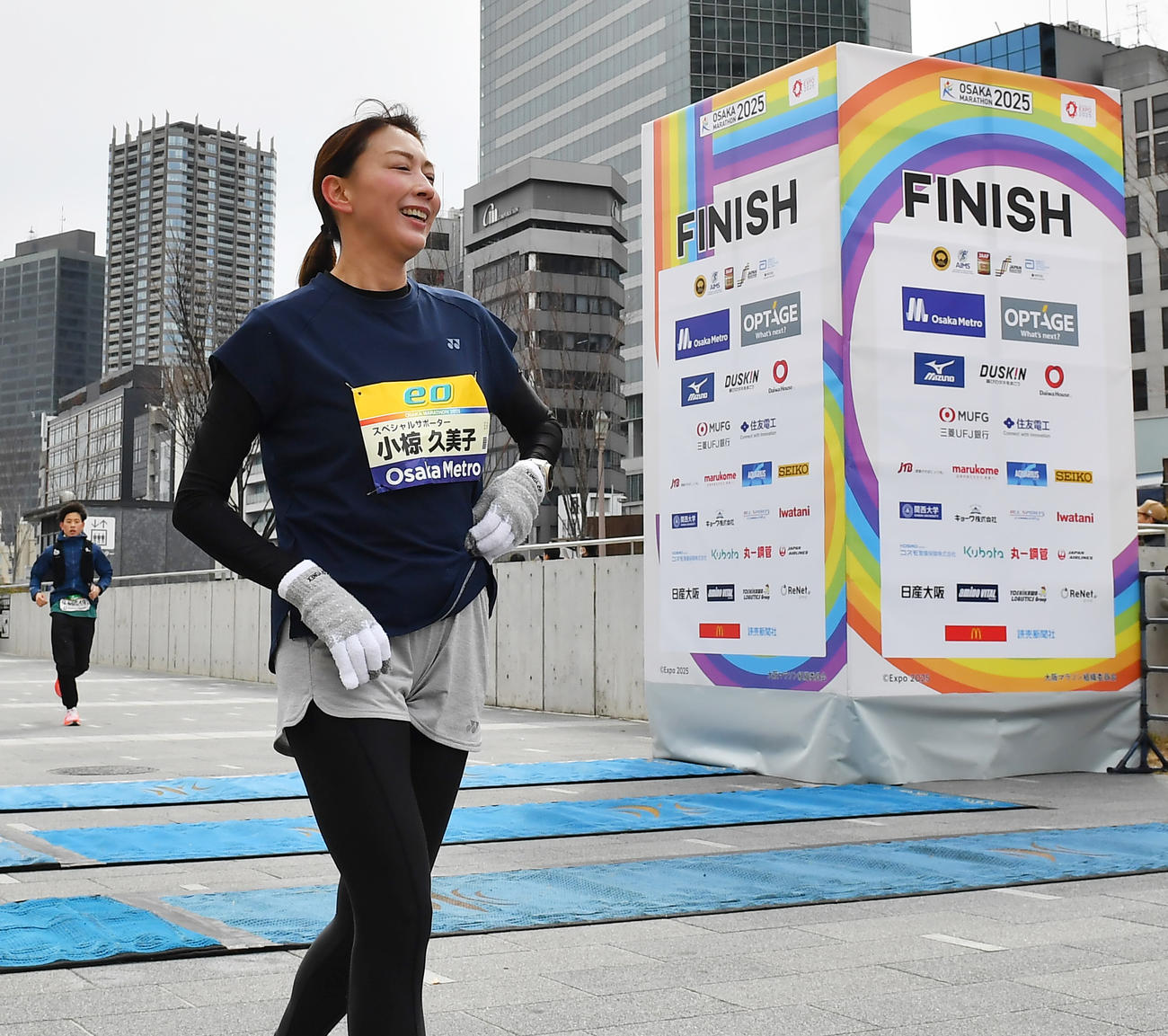 大阪マラソンのランコースに出場しゴールする小椋久美子氏（撮影・清水貴仁）