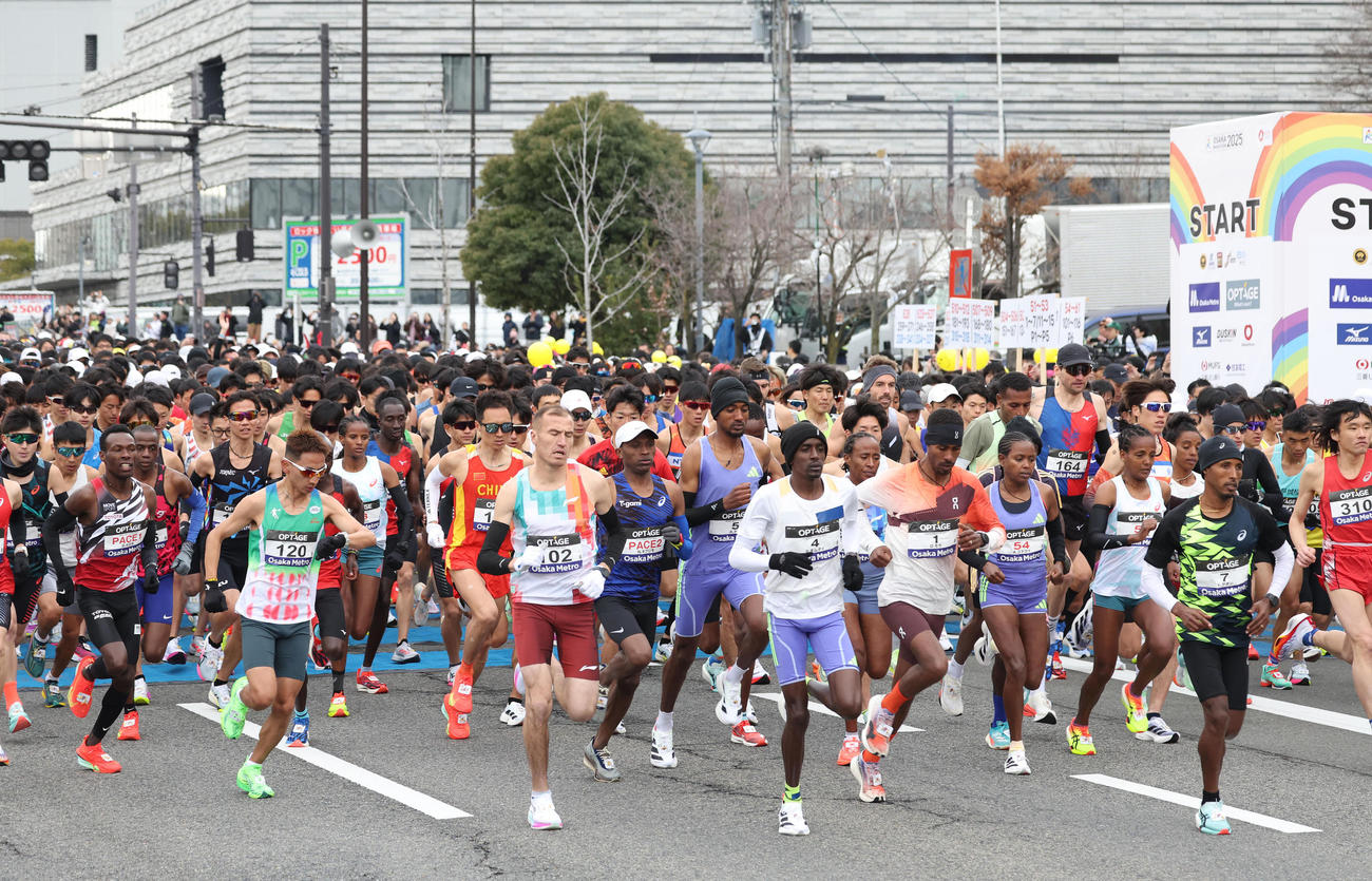 一斉にスタートするランナーたち（撮影・白石智彦）