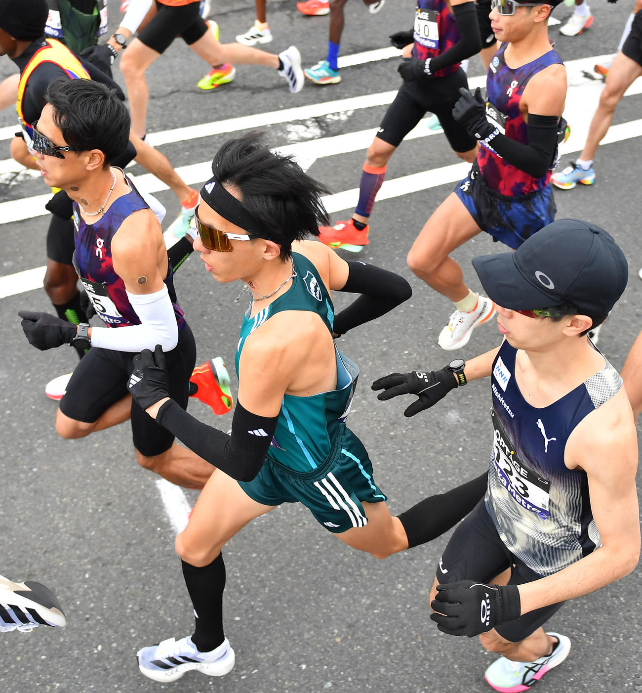 大阪マラソン、スタートする青学大・黒田朝日（中央）（撮影・清水貴仁）