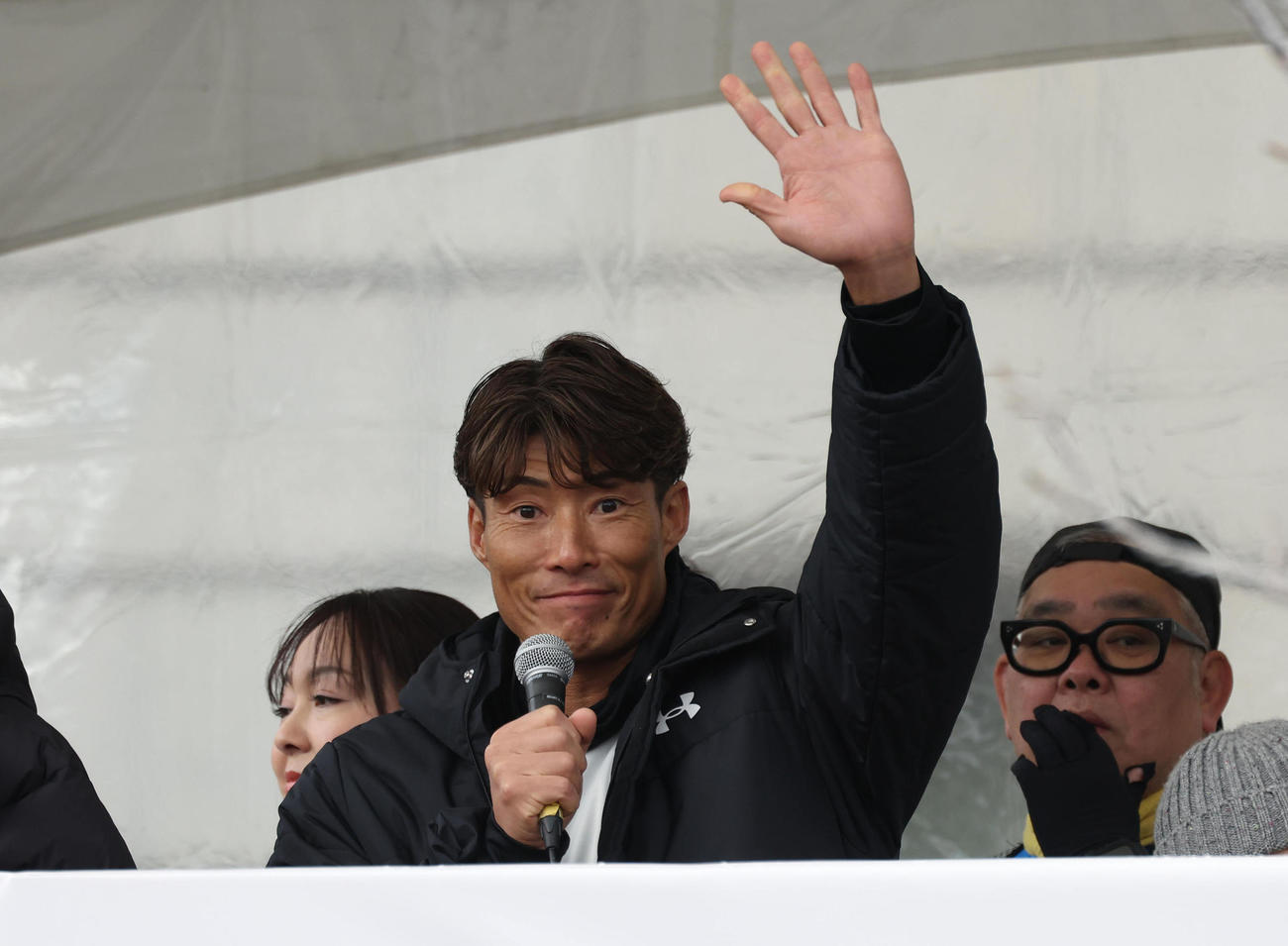 スタートするランナーに手を振る元阪神糸井氏（撮影・白石智彦）