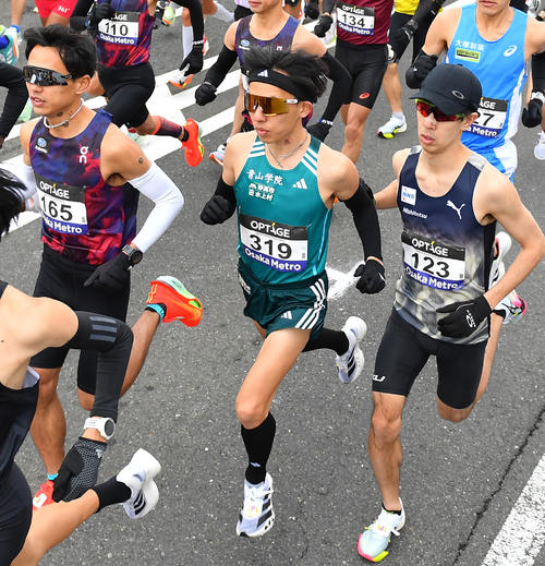 大阪マラソン、スタートする青学大・黒田朝日（中央）（撮影・清水貴仁）