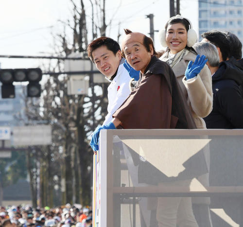 大阪マラソンのスタートを見送る、左から吉村大阪府知事、間寛平、アンミカ（撮影・清水貴仁）