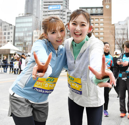大阪マラソンのランコースを完走し笑顔をみせるゆうちゃみ（右）とゆいちゃみ（撮影・清水貴仁）