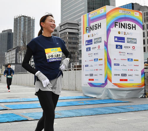 大阪マラソンのランコースに出場しゴールする小椋久美子氏（撮影・清水貴仁）