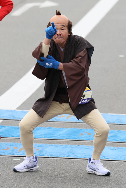大阪マラソンのランコースを走る間寛平（撮影・清水貴仁）
