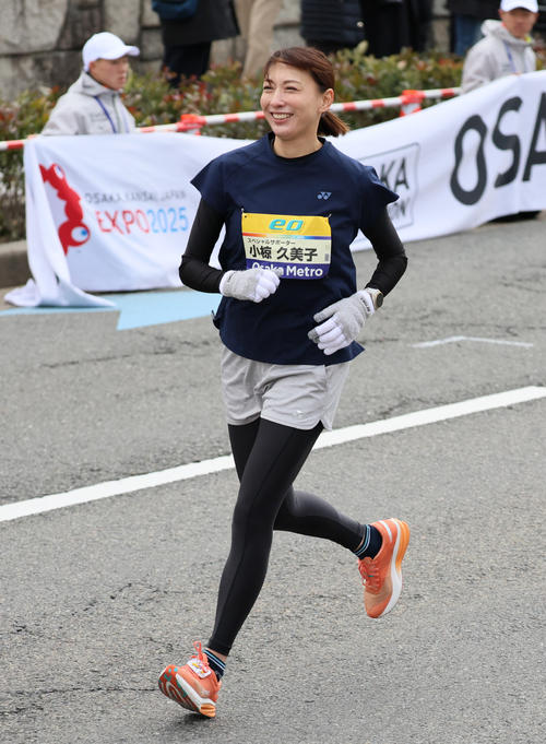 大阪マラソンで走る小椋久美子氏（撮影・清水貴仁）