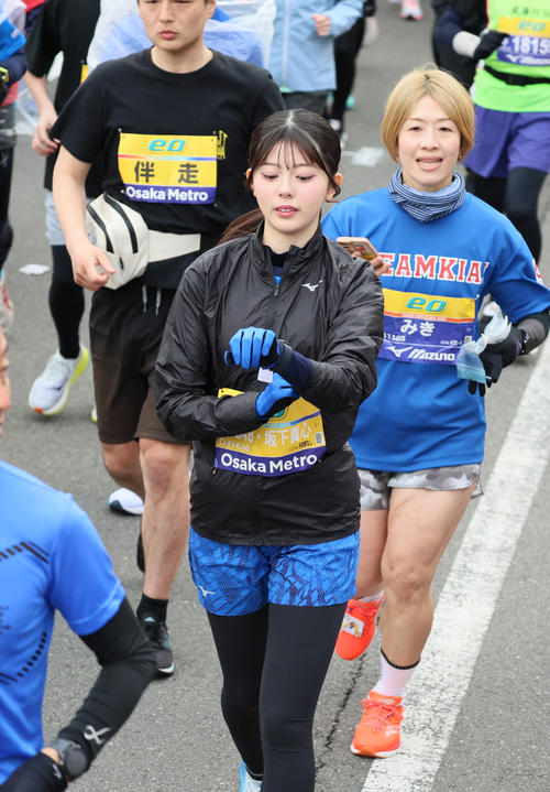 大阪マラソンに参加するNMB48の坂下真心（撮影・清水貴仁）