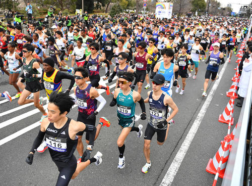 大阪マラソン、スタートする選手たち（撮影・清水貴仁）