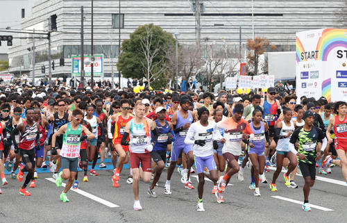 一斉にスタートするランナーたち（撮影・白石智彦）