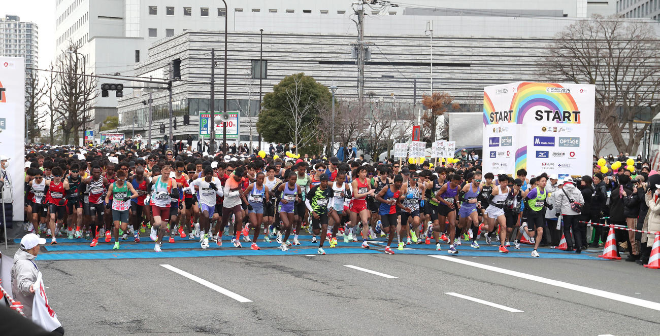 一斉にスタートするランナーたち（撮影・白石智彦）