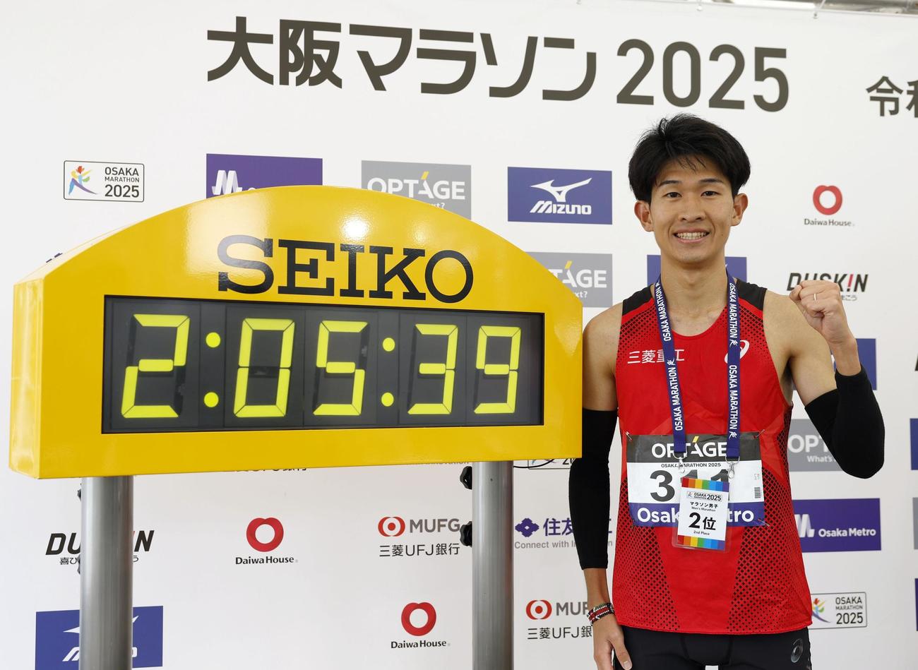 初マラソン日本最高となる2時間5分39秒で男子2位に入り、ポーズをとる近藤亮太。世界選手権東京大会の参加標準記録を突破した（共同）
