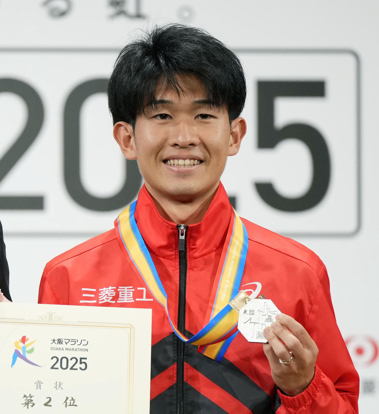 大阪マラソンの表彰式で笑顔を見せる男子2位の近藤亮太（共同）